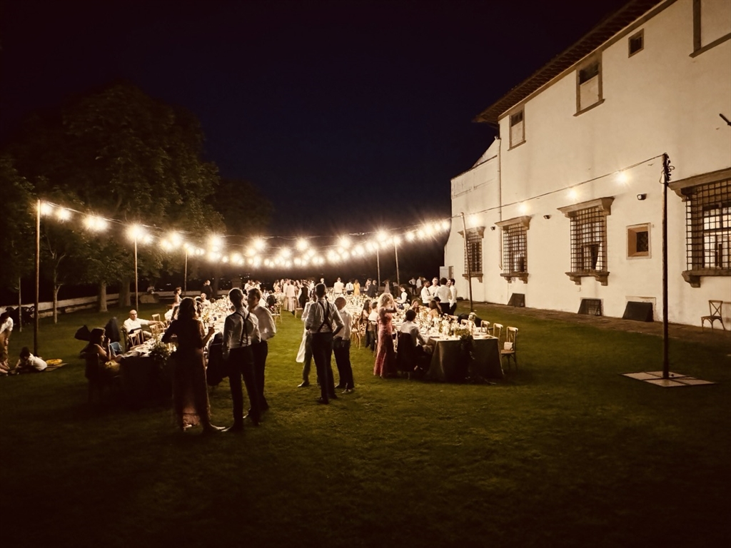 VILLA CORSINI A MEZZOMONTE WEDDING DINNER LIGHTS SET UP